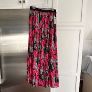 BB Dakota - Long Elastic Waistband Free Flowing Skirt - Medium - Red/Black